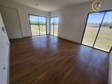 Excelente Parcela Ubicada Condominio Santa Luisa de Los Ingleses en Chicureo, Colina .-