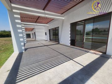 Excelente Parcela Ubicada Condominio Santa Luisa de Los Ingleses en Chicureo, Colina .-