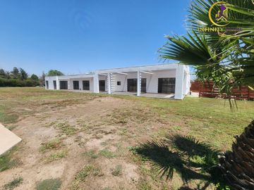 Excelente Parcela Ubicada Condominio Santa Luisa de Los Ingleses en Chicureo, Colina .-