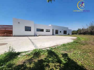 Excelente Parcela Ubicada Condominio Santa Luisa de Los Ingleses en Chicureo, Colina .-