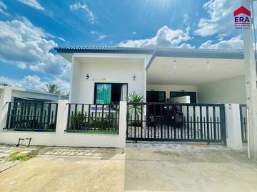 semi-detached house for sale Near Seven Tha Thong, 180 sq m, Surat Thani
