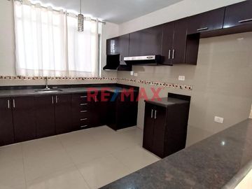 Alquilo Casa En Urb. Laguna Del Chipe // ID: 1121506
