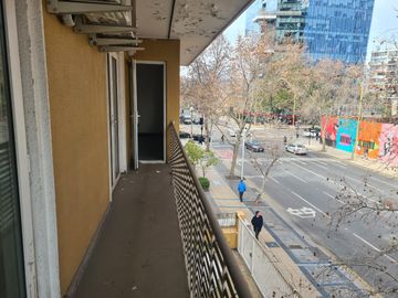 Oficina Remodelada en el Corazón del Barrio El Golf, Las Condes