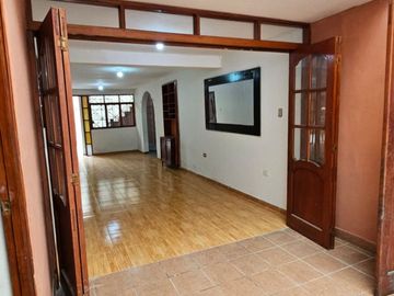 SAN JUAN DE MIRAFLORES: VENTA DE CASA CERCA PARQUE VILLALOBOS - ZONA B