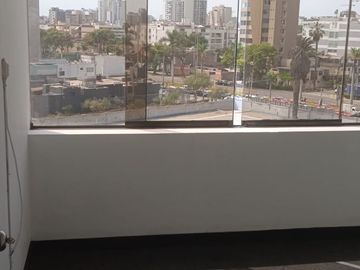 Vendo Linda Oficina en San Isidro en Avenida y Cerca Av Javier Prado y Cochera