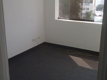 Vendo Linda Oficina en San Isidro en Avenida y Cerca Av Javier Prado y Cochera