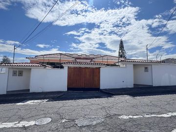 EN VENTA EXTRAORDINARIA PROPIEDAD CON 2 CASAS GEMENLAS EN CONJUNTO JARDINES DEL ESTE 1 CUMBAYÁ