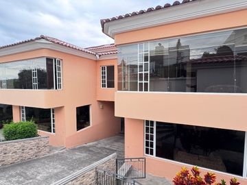 EN VENTA EXTRAORDINARIA PROPIEDAD CON 2 CASAS GEMENLAS EN CONJUNTO JARDINES DEL ESTE 1 CUMBAYÁ