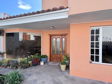 EN VENTA EXTRAORDINARIA PROPIEDAD CON 2 CASAS GEMENLAS EN CONJUNTO JARDINES DEL ESTE 1 CUMBAYÁ