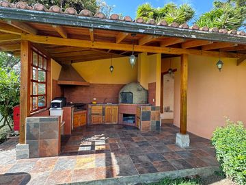 EN VENTA EXTRAORDINARIA PROPIEDAD CON 2 CASAS GEMENLAS EN CONJUNTO JARDINES DEL ESTE 1 CUMBAYÁ