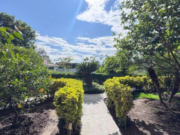 EN VENTA EXTRAORDINARIA PROPIEDAD CON 2 CASAS GEMENLAS EN CONJUNTO JARDINES DEL ESTE 1 CUMBAYÁ