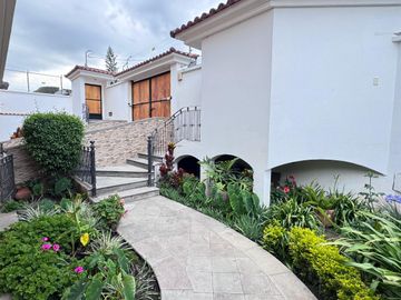 EN VENTA EXTRAORDINARIA PROPIEDAD CON 2 CASAS GEMENLAS EN CONJUNTO JARDINES DEL ESTE 1 CUMBAYÁ