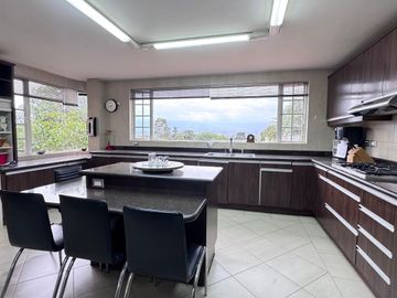 EN VENTA EXTRAORDINARIA PROPIEDAD CON 2 CASAS GEMENLAS EN CONJUNTO JARDINES DEL ESTE 1 CUMBAYÁ
