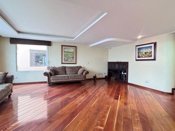 EN VENTA EXTRAORDINARIA PROPIEDAD CON 2 CASAS GEMENLAS EN CONJUNTO JARDINES DEL ESTE 1 CUMBAYÁ