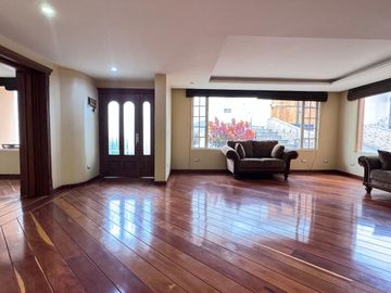 EN VENTA EXTRAORDINARIA PROPIEDAD CON 2 CASAS GEMENLAS EN CONJUNTO JARDINES DEL ESTE 1 CUMBAYÁ