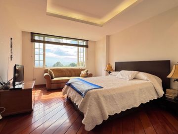 EN VENTA EXTRAORDINARIA PROPIEDAD CON 2 CASAS GEMENLAS EN CONJUNTO JARDINES DEL ESTE 1 CUMBAYÁ