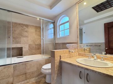 EN VENTA EXTRAORDINARIA PROPIEDAD CON 2 CASAS GEMENLAS EN CONJUNTO JARDINES DEL ESTE 1 CUMBAYÁ