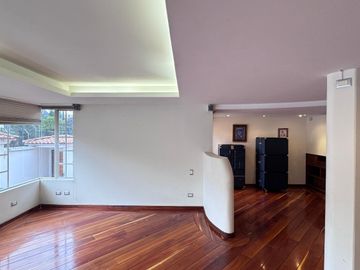 EN VENTA EXTRAORDINARIA PROPIEDAD CON 2 CASAS GEMENLAS EN CONJUNTO JARDINES DEL ESTE 1 CUMBAYÁ