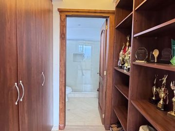 EN VENTA EXTRAORDINARIA PROPIEDAD CON 2 CASAS GEMENLAS EN CONJUNTO JARDINES DEL ESTE 1 CUMBAYÁ