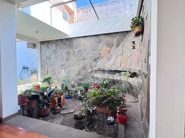 EN VENTA EXTRAORDINARIA PROPIEDAD CON 2 CASAS GEMENLAS EN CONJUNTO JARDINES DEL ESTE 1 CUMBAYÁ