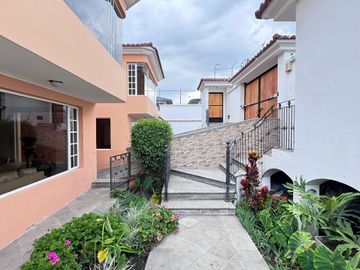 EN VENTA EXTRAORDINARIA PROPIEDAD CON 2 CASAS GEMENLAS EN CONJUNTO JARDINES DEL ESTE 1 CUMBAYÁ
