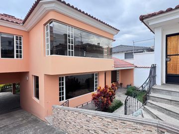 EN VENTA EXTRAORDINARIA PROPIEDAD CON 2 CASAS GEMENLAS EN CONJUNTO JARDINES DEL ESTE 1 CUMBAYÁ