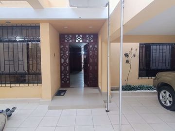AMPLIA CASA EN VENTA O ALQUILER – URB. MIRAFLORES CASTILLA -PIURA