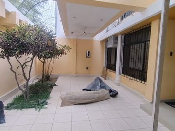 AMPLIA CASA EN VENTA O ALQUILER – URB. MIRAFLORES CASTILLA -PIURA
