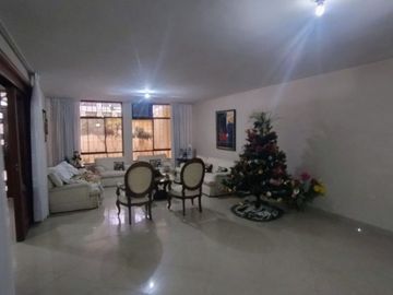 AMPLIA CASA EN VENTA O ALQUILER – URB. MIRAFLORES CASTILLA -PIURA