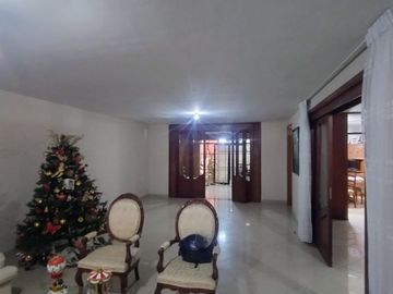 AMPLIA CASA EN VENTA O ALQUILER – URB. MIRAFLORES CASTILLA -PIURA