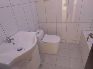 VENDO LINDA CASA EN ALTOS DEL VALLE MOCHE (ALORA)