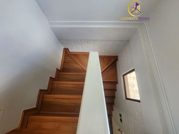 Espectacular Casa  en Alto el Manzano Til-Til.