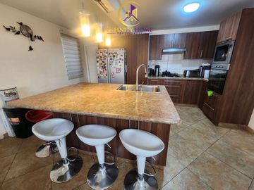 Espectacular Casa  en Alto el Manzano Til-Til.
