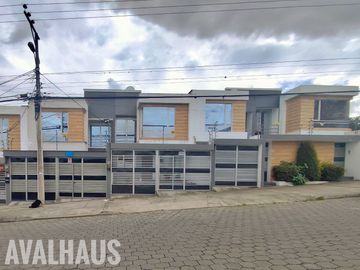 CASA AMOBLADA EN VENTA, AVENIDA EL RETORNO, IBARRA.