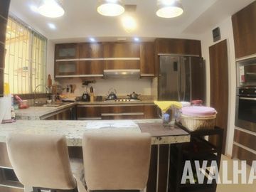 CASA AMOBLADA EN VENTA, AVENIDA EL RETORNO, IBARRA.