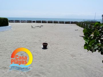 Casa de Lujo Frente al Mar de Venta en Playas Villamil, ía a Data Posorja
