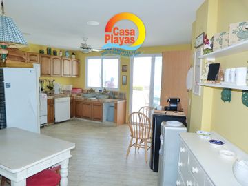 Casa de Lujo Frente al Mar de Venta en Playas Villamil, ía a Data Posorja