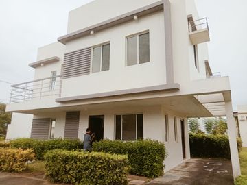 4 Bedrooms House for Sale in West Wing Residences near SLEX Eton Exit in Santa Rosa, Laguna