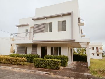 4 Bedrooms House for Sale in West Wing Residences near SLEX Eton Exit in Santa Rosa, Laguna