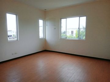4 Bedrooms House for Sale in West Wing Residences near SLEX Eton Exit in Santa Rosa, Laguna