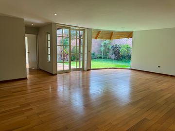 Venta linda casa en condominio Los Granados. Surco. Cerca a universidad de Lima