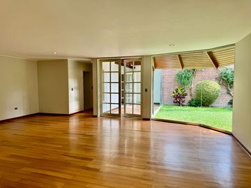 Venta linda casa en condominio Los Granados. Surco. Cerca a universidad de Lima
