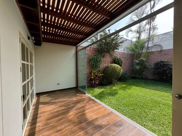 Venta linda casa en condominio Los Granados. Surco. Cerca a universidad de Lima