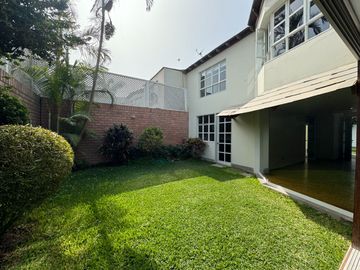 Venta linda casa en condominio Los Granados. Surco. Cerca a universidad de Lima