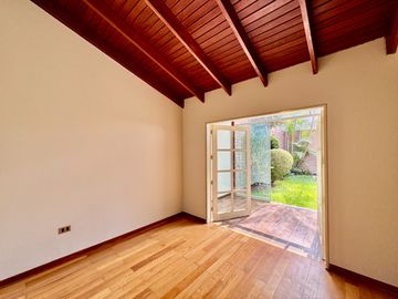 Venta linda casa en condominio Los Granados. Surco. Cerca a universidad de Lima
