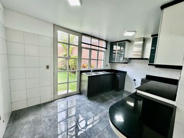 Venta linda casa en condominio Los Granados. Surco. Cerca a universidad de Lima