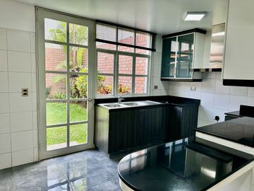 Venta linda casa en condominio Los Granados. Surco. Cerca a universidad de Lima