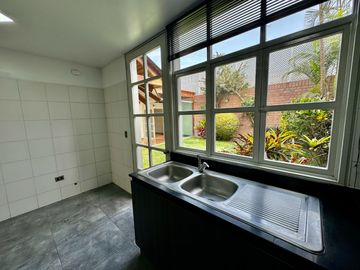 Venta linda casa en condominio Los Granados. Surco. Cerca a universidad de Lima