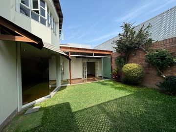 Venta linda casa en condominio Los Granados. Surco. Cerca a universidad de Lima