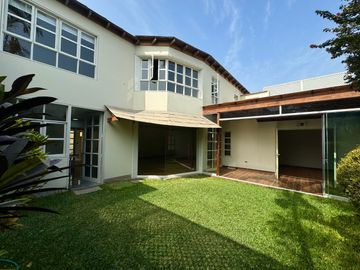 Venta linda casa en condominio Los Granados. Surco. Cerca a universidad de Lima